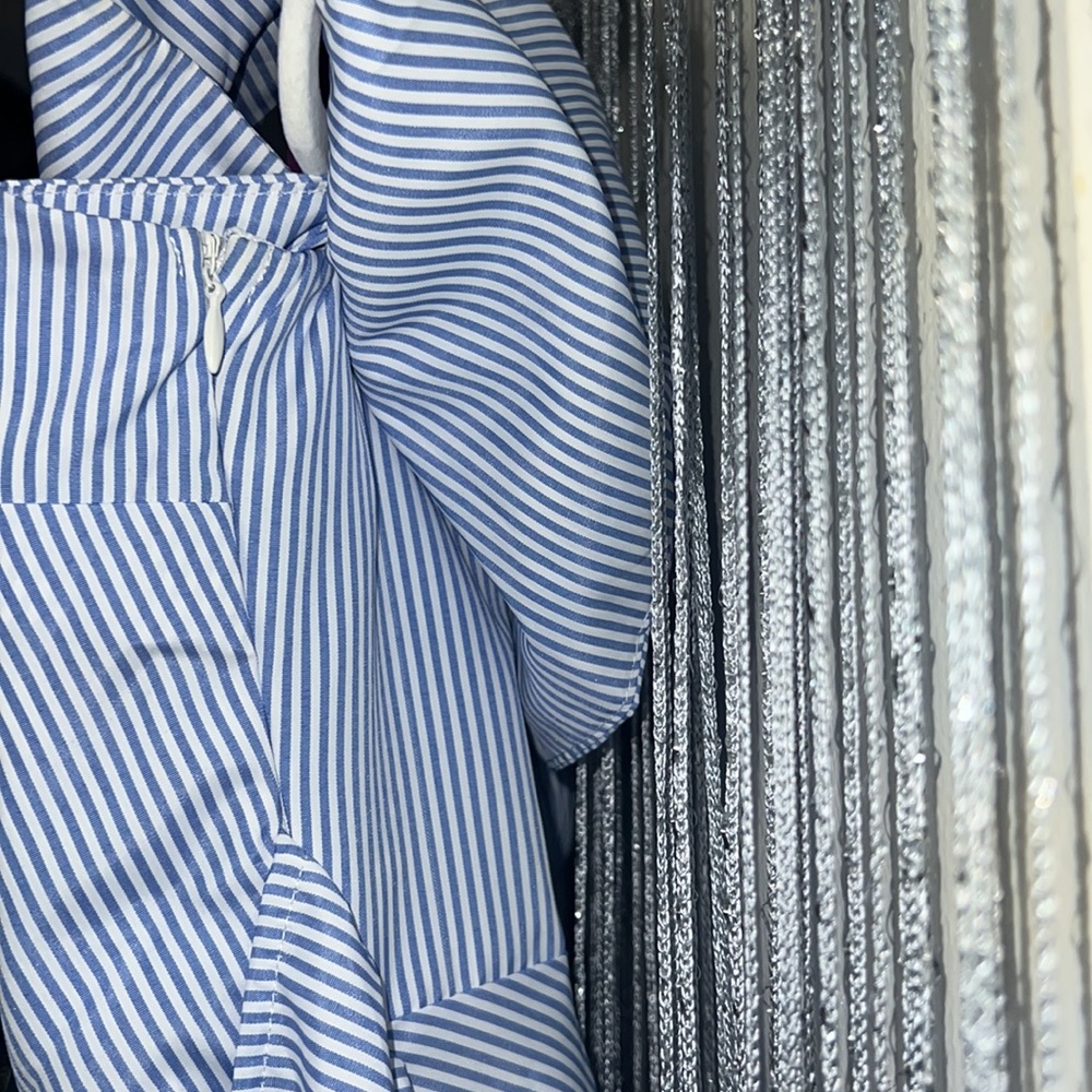 Sleeveless blouse tie front blue and white size Large. New condition never worn - Picture 5 of 5
